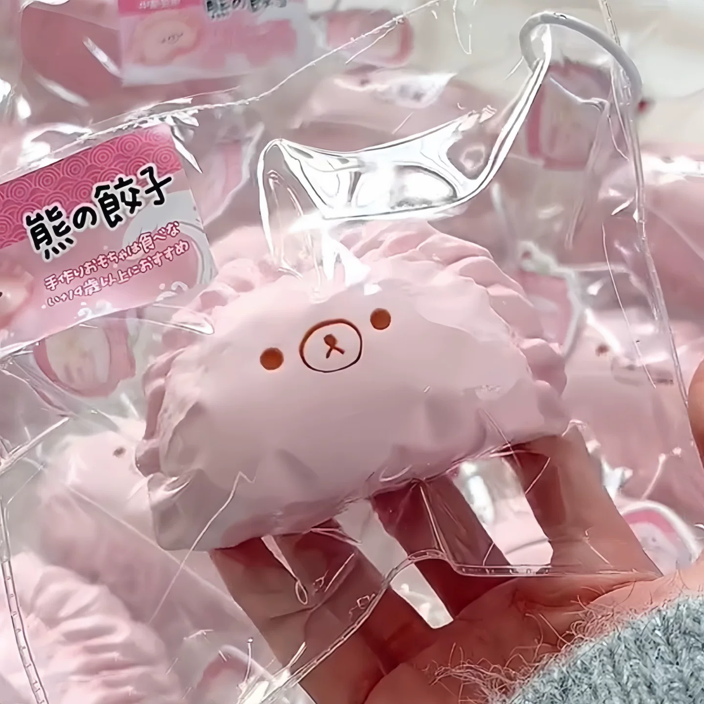 ピンクくまちゃん餃子スクイーズ 超柔らか・ゆっくり戻るタイプ【片側縫製・ステッカーランダム】